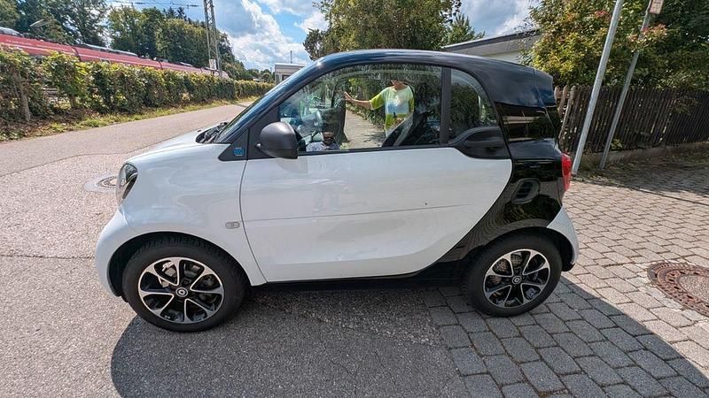 Weiß Gebraucht 2019 Smart ForTwo Electric Drive Coupé | 10.100 € (Etwas zu teuer) - Bild 1/4