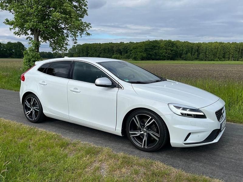 Weiß Gebraucht 2016 Volvo V40 R-Design Momentum Kombi | 14.800 € (Etwas zu teuer) - Bild 1/4