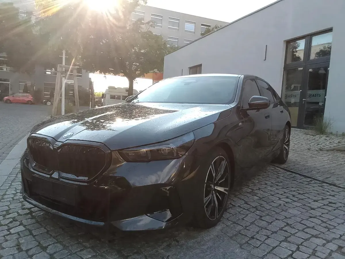 Gebraucht BMW 550e M Sport 489 PS (359 kW) 2026 Grau Limousine