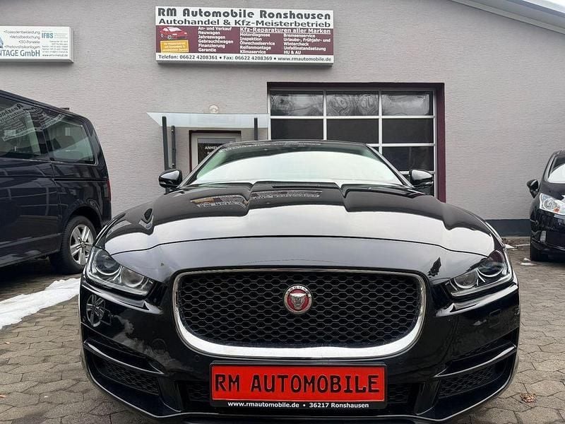 Gebraucht Jaguar XE Prestige 179 PS (131 kW) 2016 Santorini black Limousine