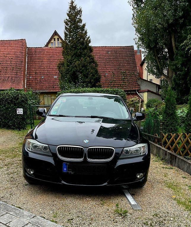 Schwarz Gebraucht 2011 BMW 318 Lifestyle Limousine | 8.500 € (Teuer) - Bild 1/4