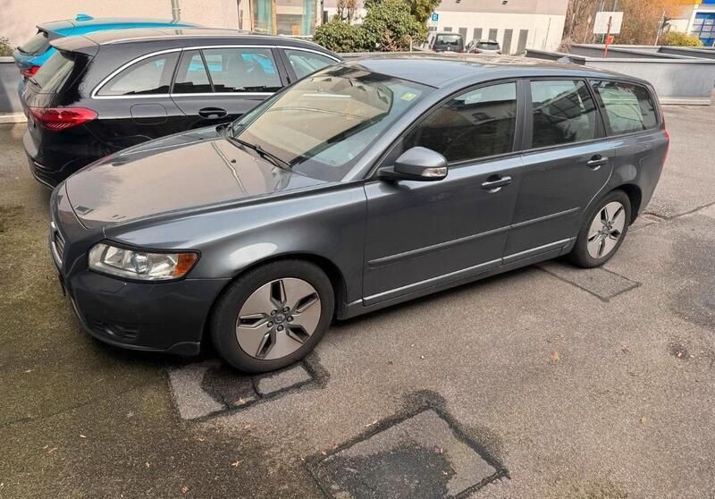 Grau Gebraucht 2009 Volvo V50 Kombi | 2.500 € - Bild 1/4