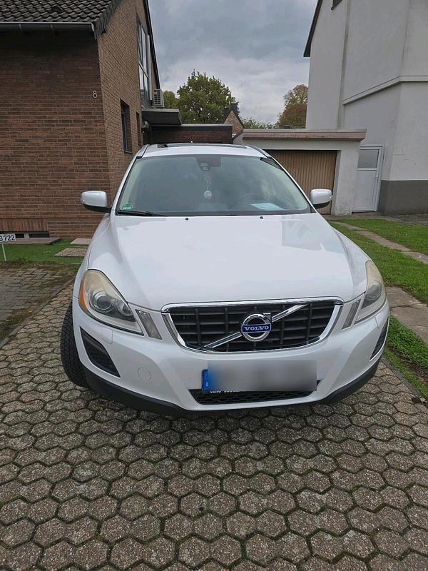 Weiß Gebraucht 2010 Volvo XC60 SUV | 11.990 € - Bild 1/4