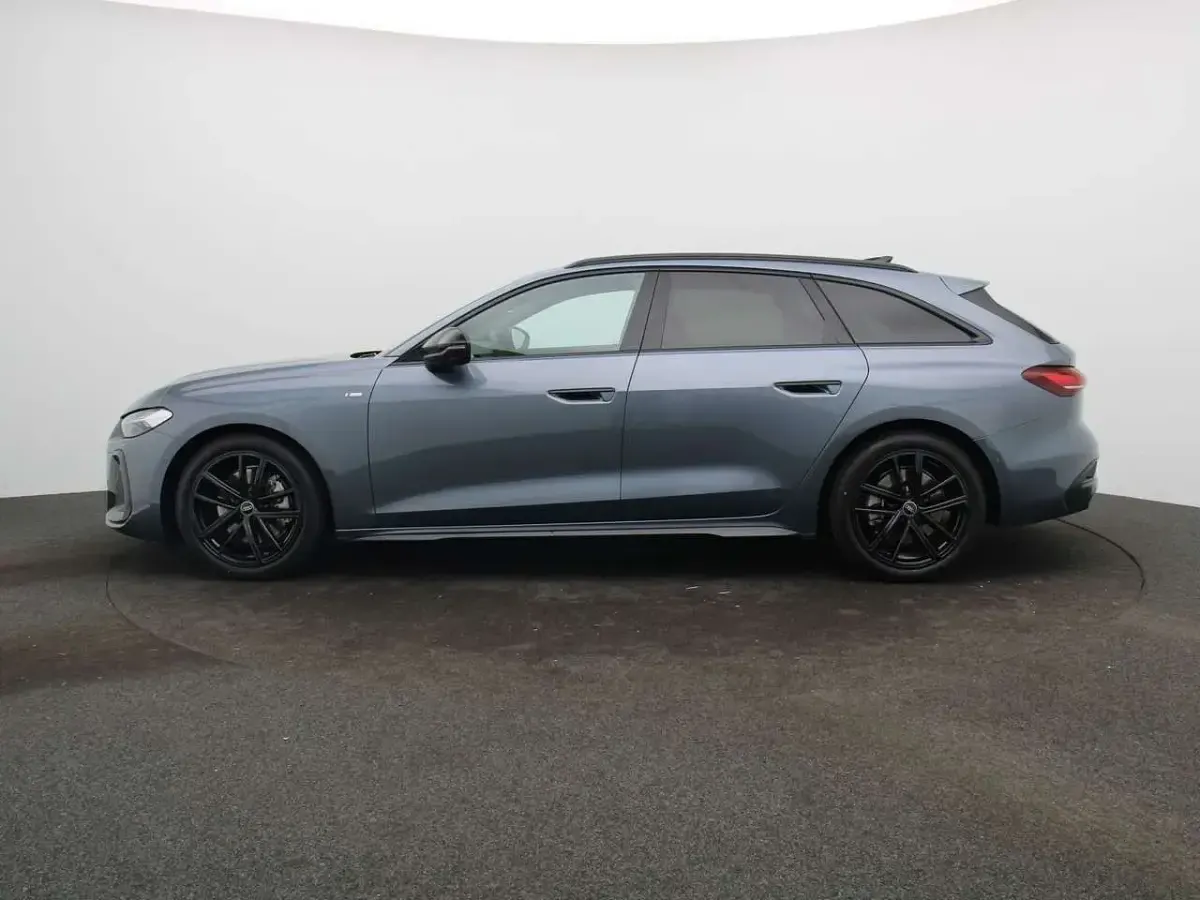 Gebraucht Audi A5 Ambiente 204 PS (150 kW) 2025 Horizontblau metallic Coupé
