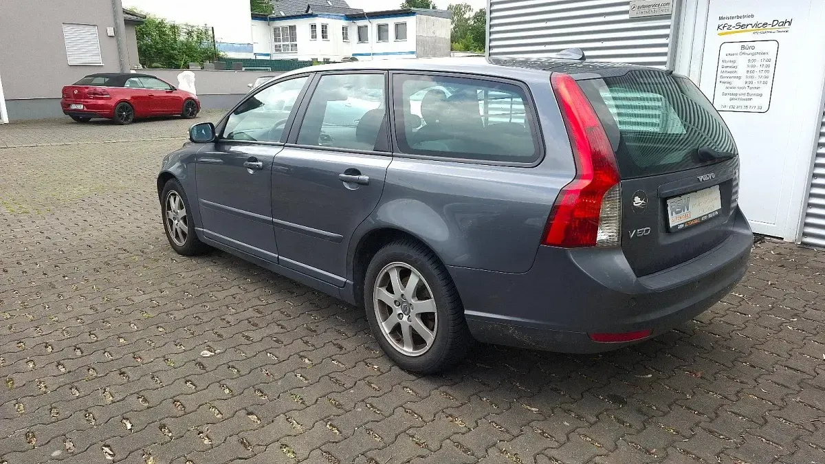 Gebraucht Volvo V50 Momentum 145 PS (106 kW) 2008 Grau Kombi