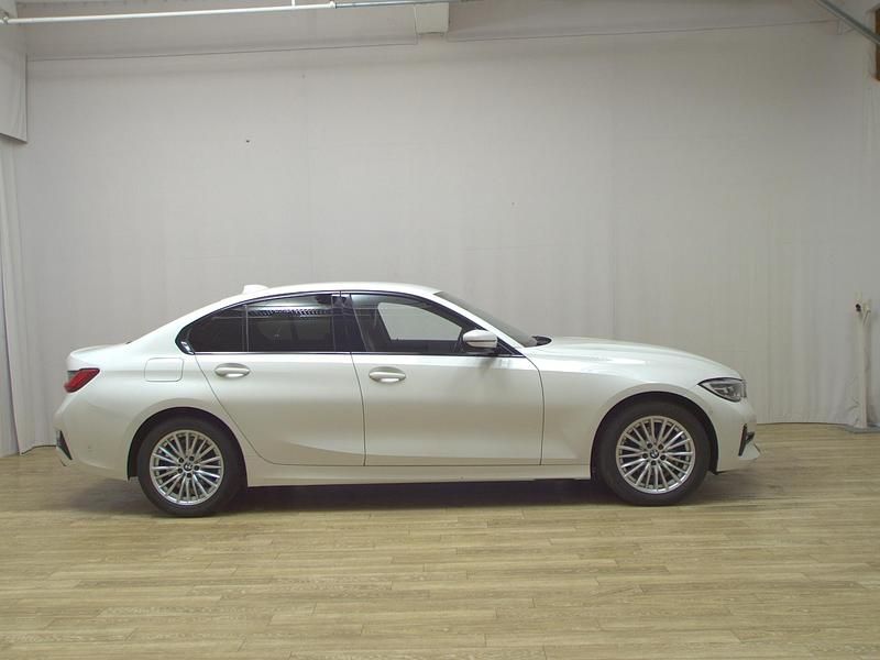 Weiss Gebraucht 2021 BMW 320 Sport Line Limousine | 23.680 € (Fairer Preis) - Bild 1/4