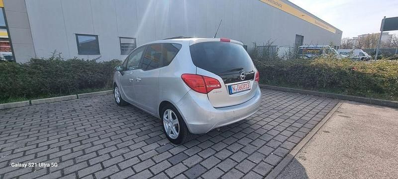 Gebraucht Opel Meriva Design Edition 101 PS (74 kW) 2011 Silber Van / Kleinbus