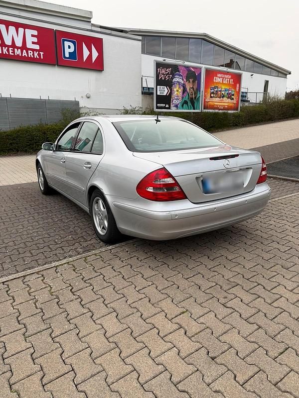 Second-hand Mercedes E240 177 CP (130 kW) 2002 Argintiu Berlinǎ
