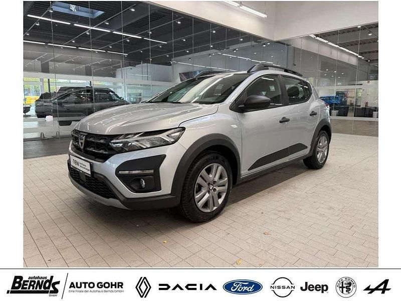 Highlandgrau metallic Gebraucht 2021 Dacia Sandero Essentiel Kleinwagen | 10.970 € (Guter Preis) - Bild 1/4