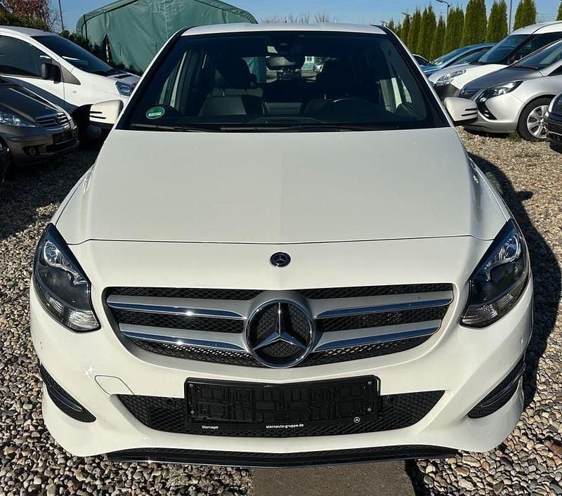 Używany Mercedes B180 109 KM (80 kW) 2018 Biały Minivan
