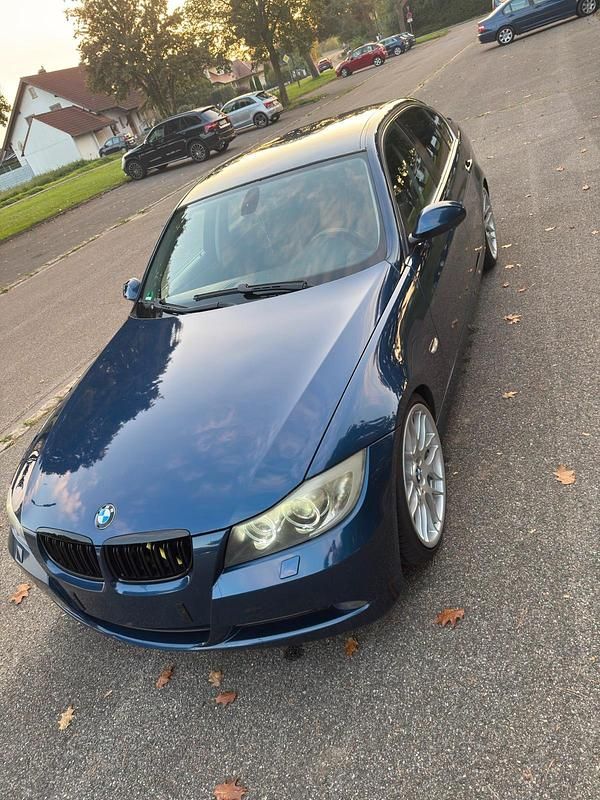 Blau Gebraucht 2005 BMW 325 M Sport Limousine | 5.650 € - Bild 1/4