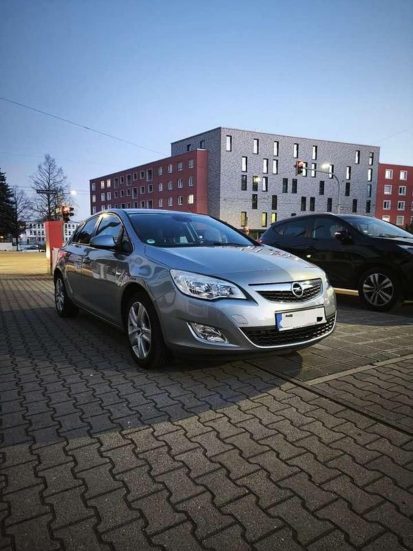 Gebraucht Opel Astra Design Edition 140 PS (102 kW) 2011 Grau Kleinwagen