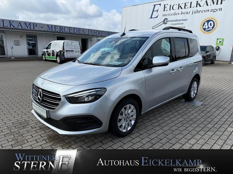 Helvinsilber Gebraucht 2024 Mercedes 180 Progressive Limousine | 26.490 € (Fairer Preis) - Bild 1/4