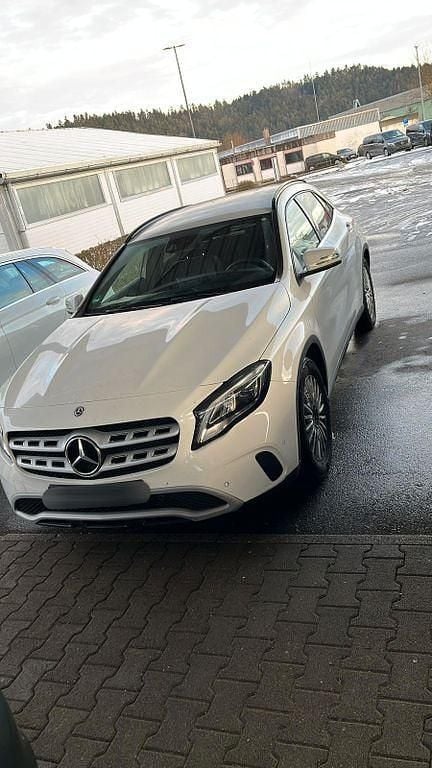 Weiß Gebraucht 2019 Mercedes GLA200 SUV | 20.900 € (Fairer Preis) - Bild 1/4