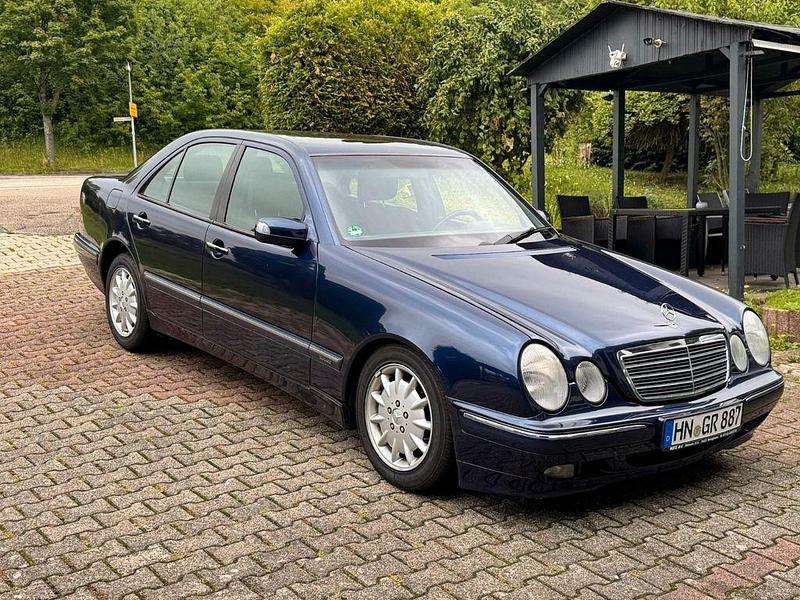 Blau Gebraucht 1999 Mercedes E200 Elegance Limousine | 5.500 € (Teuer) - Bild 1/4