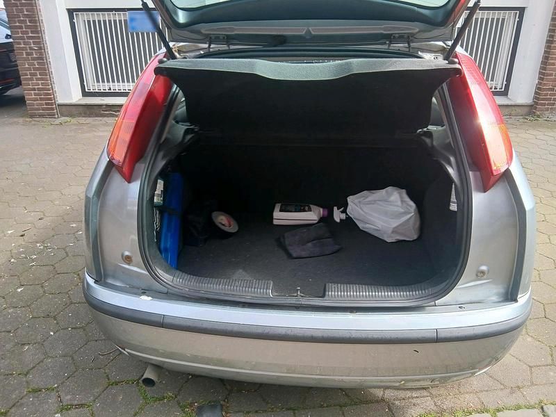 Gebraucht Ford Focus 74 PS (54 kW) 2002 Silber Limousine