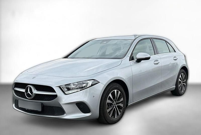 Gebraucht Mercedes A200 163 PS (119 kW) 2023 Silber metallic