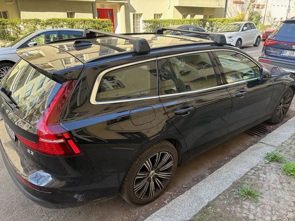 Gebraucht Volvo V60 Core 163 PS (119 kW) 2023 Schwarz Kombi