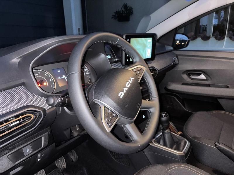 Gebraucht Dacia Sandero Expression 91 PS (66 kW) 2024 Grün Limousine