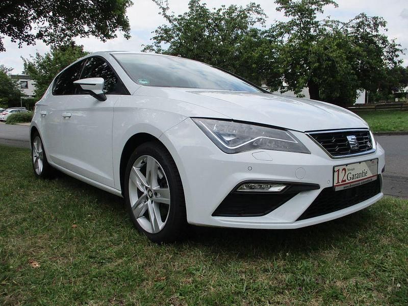 Weiß Gebraucht 2020 Seat Leon FR Limousine | 16.690 € (Fairer Preis) - Bild 1/4