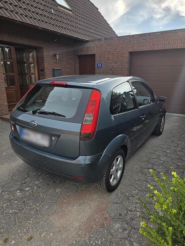 Grün Gebraucht 2003 Ford Fiesta Kleinwagen | 999 € (Fairer Preis) - Bild 1/4