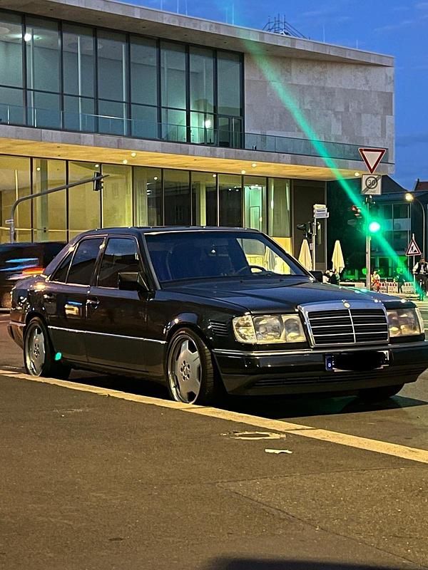 Andere außenfarben Gebraucht 1991 Mercedes E300 Limousine | 12.300 € - Bild 1/4