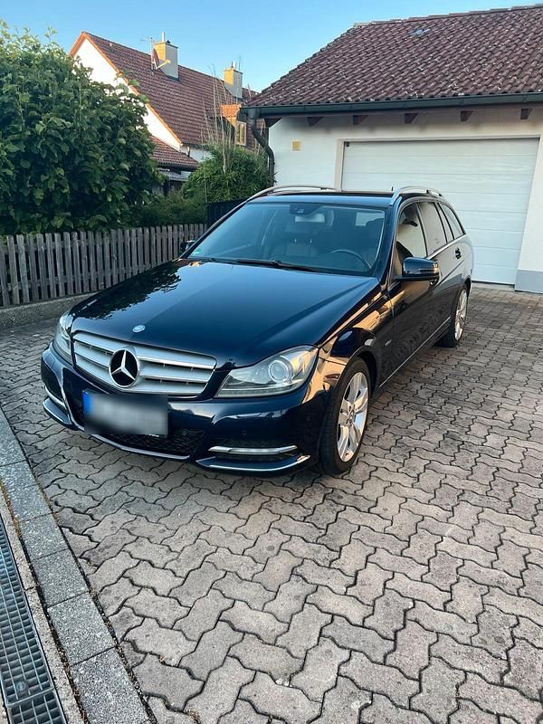 Blau Gebraucht 2011 Mercedes C220 Kombi | 10.800 € - Bild 1/4