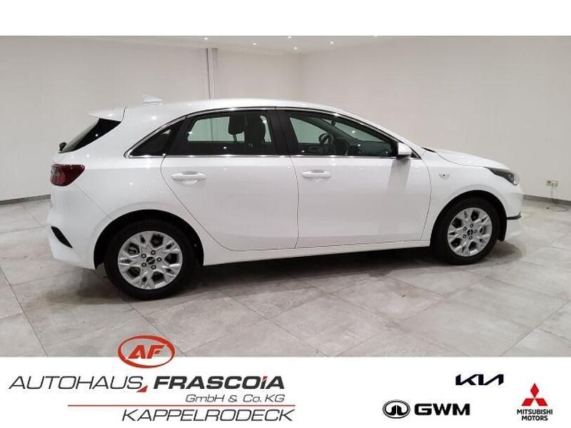 Używany Kia Ceed Vision 140 KM (102 kW) 2025 Biały Hatchback