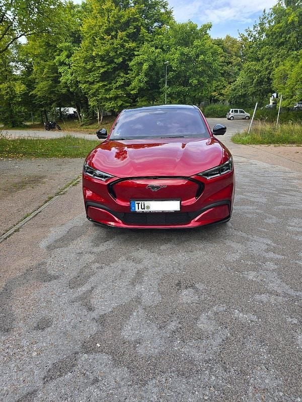 Rot Gebraucht 2021 Ford Mustang Mach-E SUV | 29.999 € (Guter Preis) - Bild 1/4
