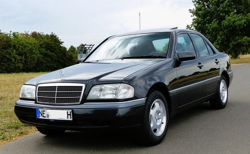 Schwarz Gebraucht 1994 Mercedes C180 Elegance Limousine | 8.700 € - Bild 1/4