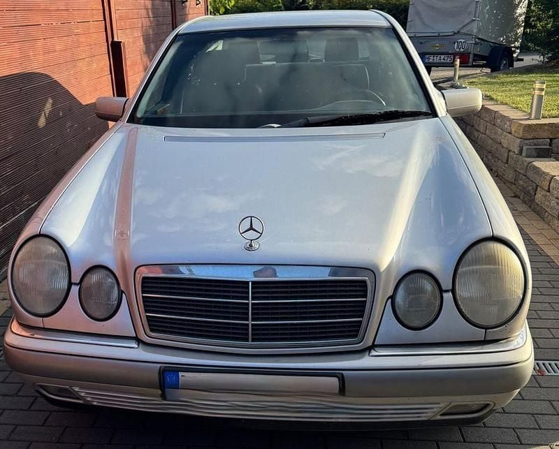 Silber Gebraucht 1998 Mercedes E300 Elegance Limousine | 3.700 € - Bild 1/4