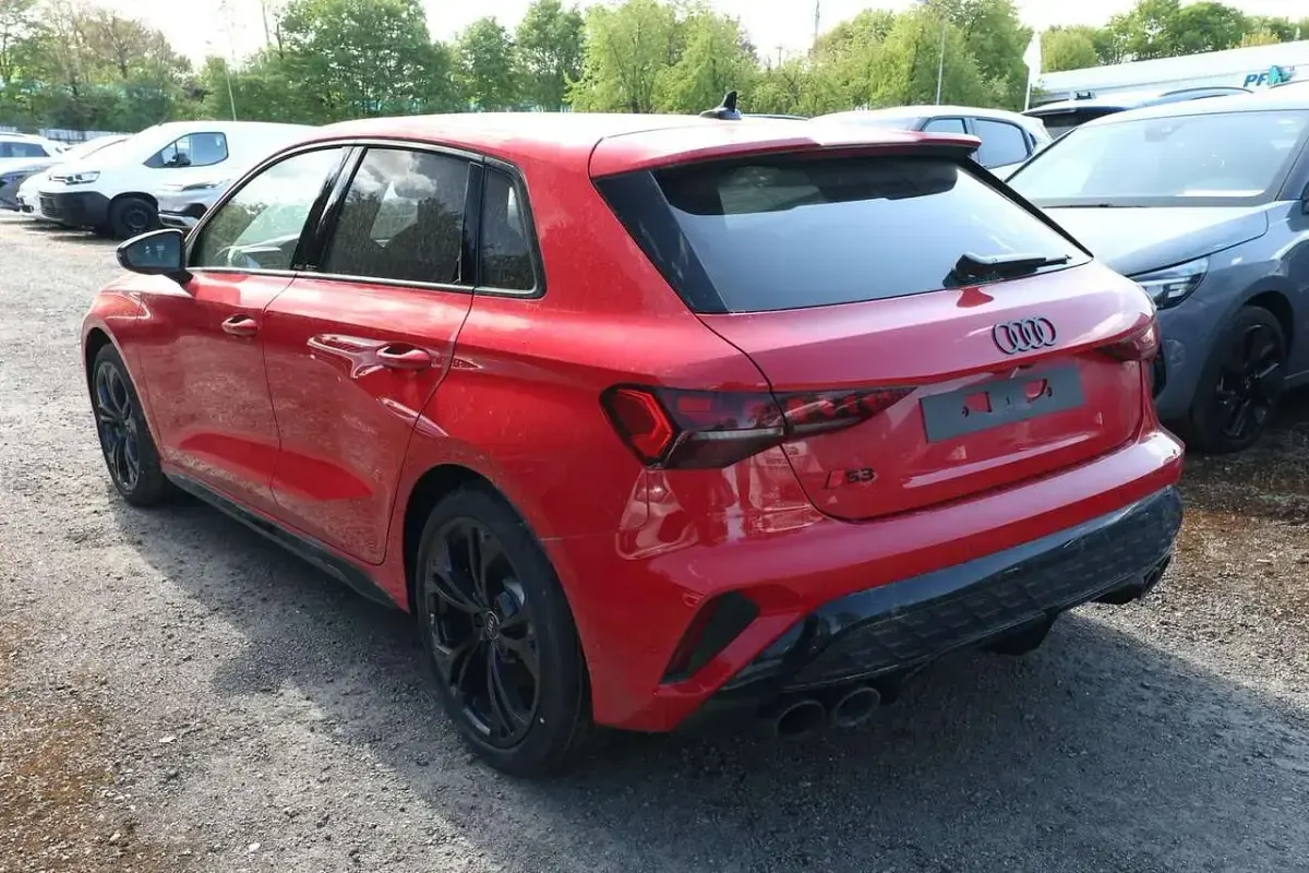 Neu Audi S3 Ambiente 333 PS (244 kW) 2025 Progressivrot metallic Limousine