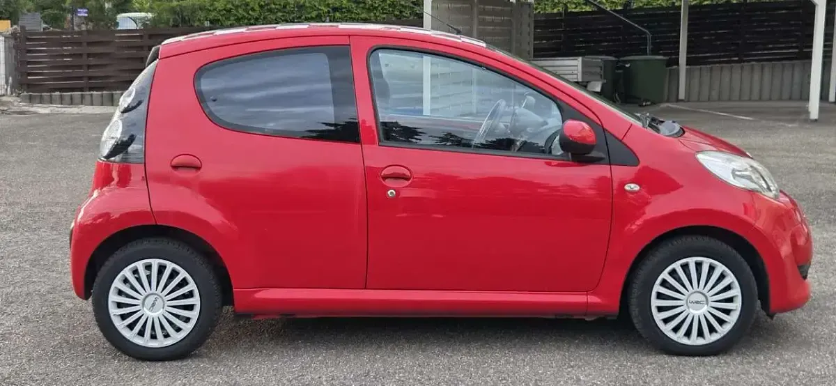 Gebraucht Citroën C1 SELECTION 68 PS (50 kW) 2011 Zu lackieren rot 3p0/deckende Kleinwagen