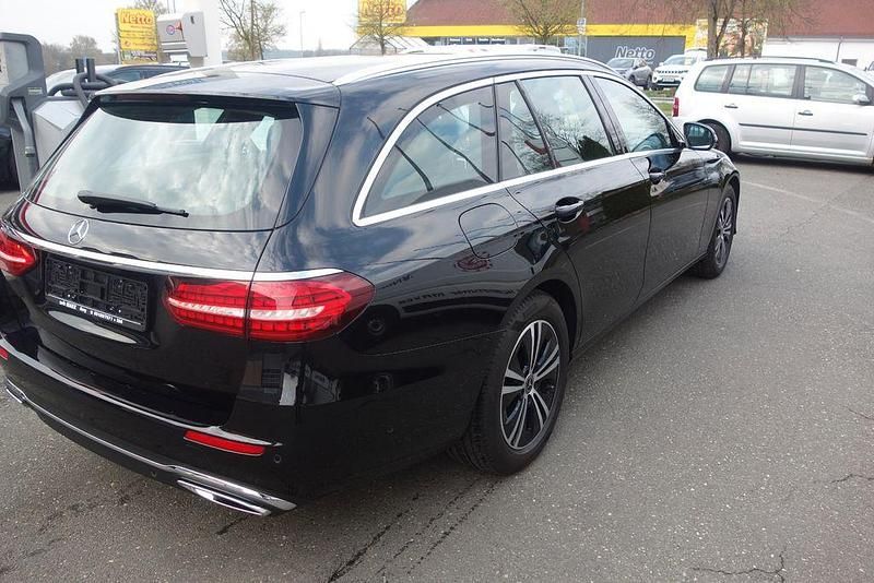 Gebraucht Mercedes E220 200 PS (147 kW) 2023 Obsidianschwarz Kombi