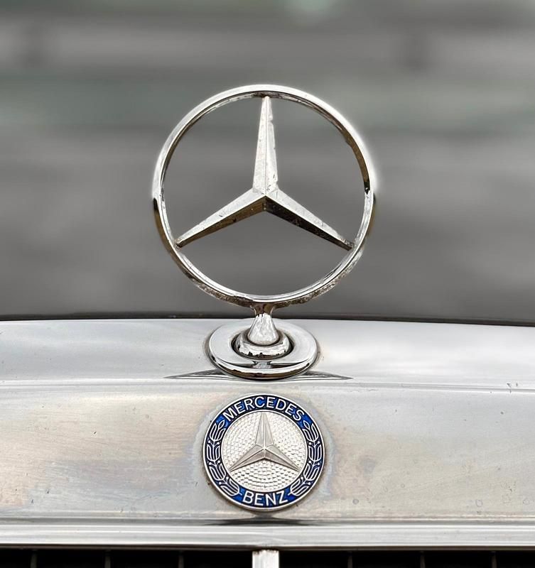 Gebraucht Mercedes E230 132 PS (97 kW) 1989 Schwarz Limousine