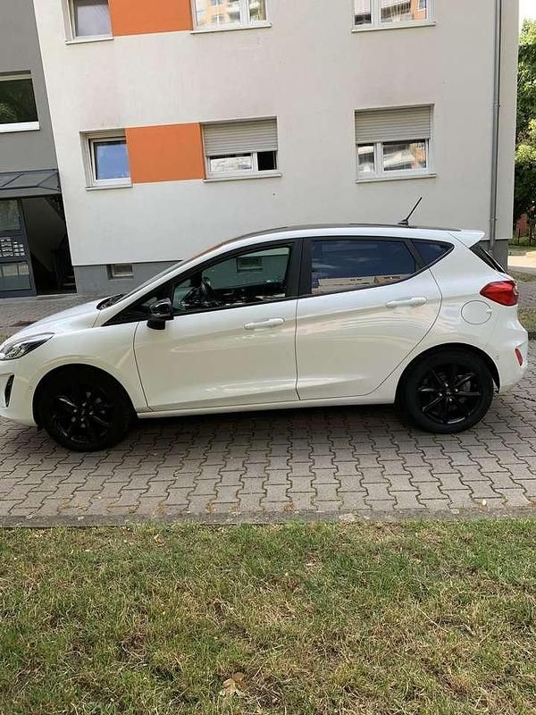 Gebraucht Ford Fiesta Trend 101 PS (74 kW) 2018 Weiß Kleinwagen