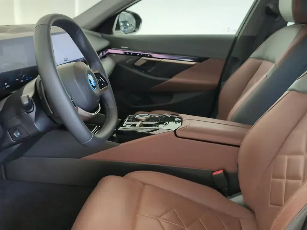 Gebraucht BMW 550e Sport Line 489 PS (359 kW) 2025 Grau Limousine