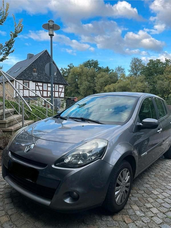 Beige Gebraucht 2010 Renault Clio II Limousine | 2.999 € - Bild 1/4