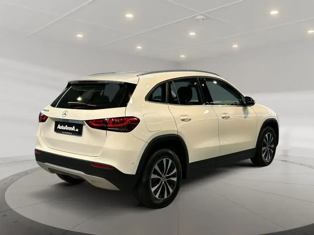 Second-hand Mercedes GLA250 Style 160 CP (117 kW) 2022 Alb SUV