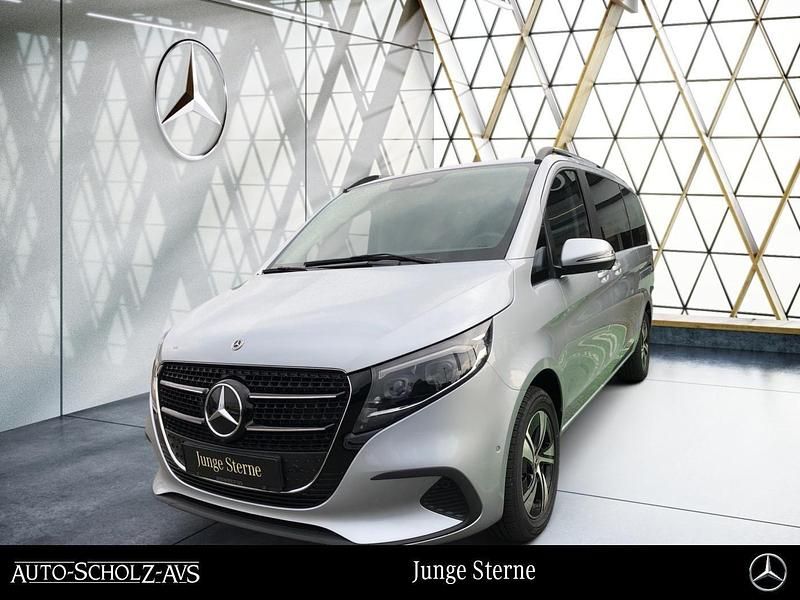Hightechsilber metallic Gebraucht 2024 Mercedes V220 Style Van / Kleinbus | 61.666 € (Teuer) - Bild 1/4