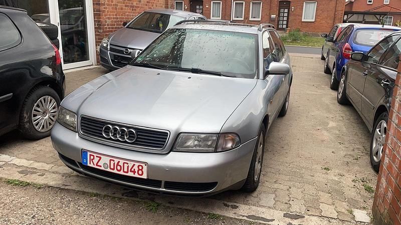 Grau Gebraucht 1996 Audi A4 Kombi | 350 € (Superpreis) - Bild 1/4