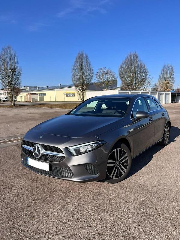 Grau Gebraucht 2020 Mercedes A200 Limousine | 23.999 € (Etwas zu teuer) - Bild 1/4