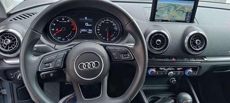 Grau Gebraucht 2018 Audi A3 Sportback Sport Limousine | 18.850 € (Fairer Preis) - Bild 1/4