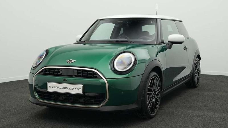 Grün Gebraucht 2024 Mini Cooper Favoured Kleinwagen | 30.539 € (Etwas zu teuer) - Bild 1/4