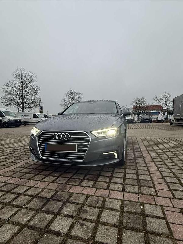 Grau Gebraucht 2020 Audi A3 Sportback Design Kleinwagen | 22.000 € - Bild 1/4