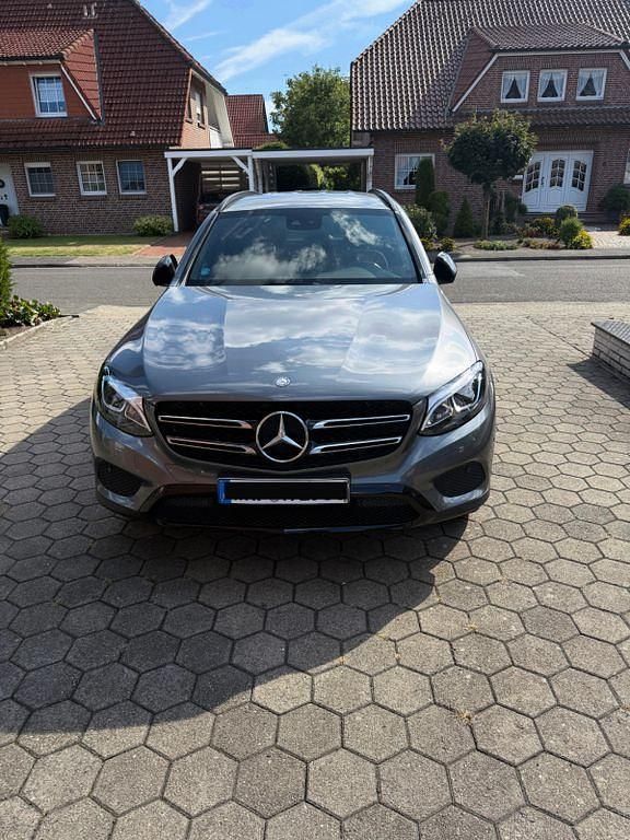 Grau Gebraucht 2017 Mercedes GLC220 AMG line SUV | 22.950 € (Superpreis) - Bild 1/4