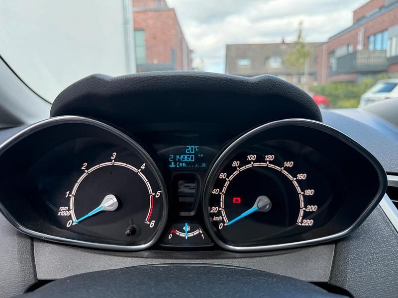 Gebraucht Ford Fiesta SYNC Edition 95 PS (69 kW) 2015 Silber Limousine