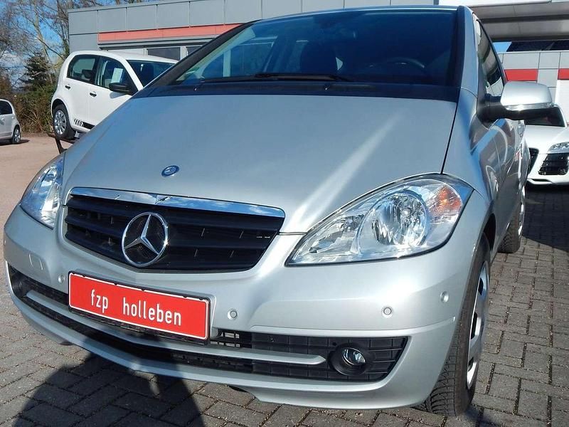 Gebraucht Mercedes A180 116 PS (85 kW) 2011 Polarsilber  metalliclack Kleinwagen