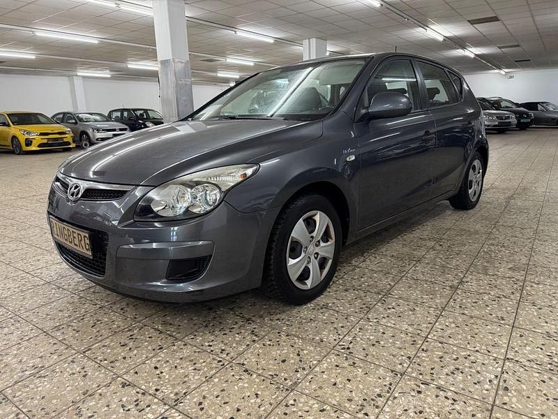 Grau Gebraucht 2010 Hyundai i30 Edition+ Limousine | 1.998 € (Superpreis) - Bild 1/4