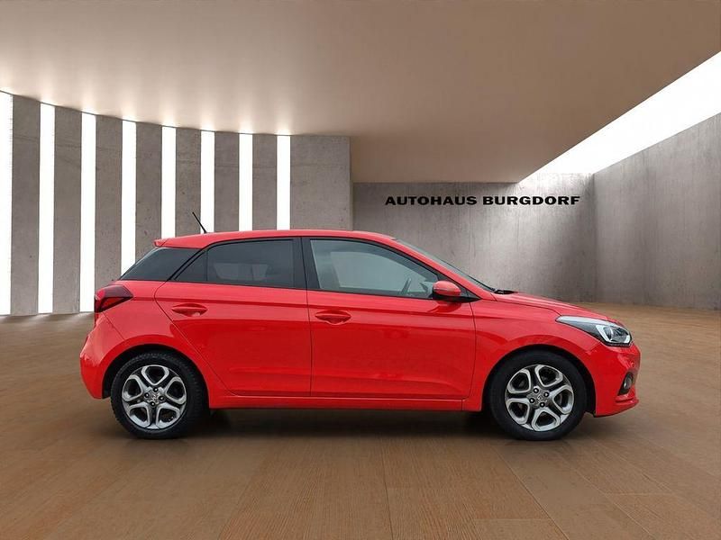 Gebraucht Hyundai i20 Style 101 PS (74 kW) 2018 Rot Limousine
